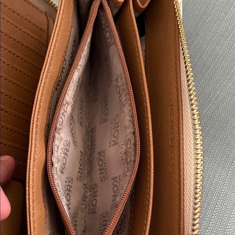 Michael Kors Monogram Key & Card Holder in Cream - Picture 11 of 16